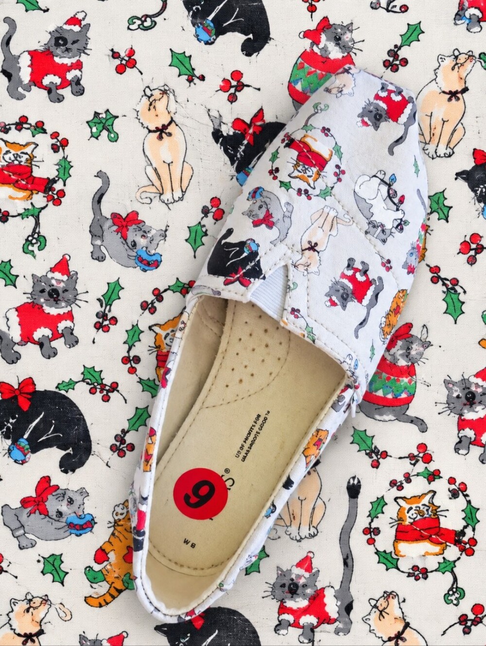 NWT TOMS Christmas Cats Slip-On Shoes – Women’s Size 6